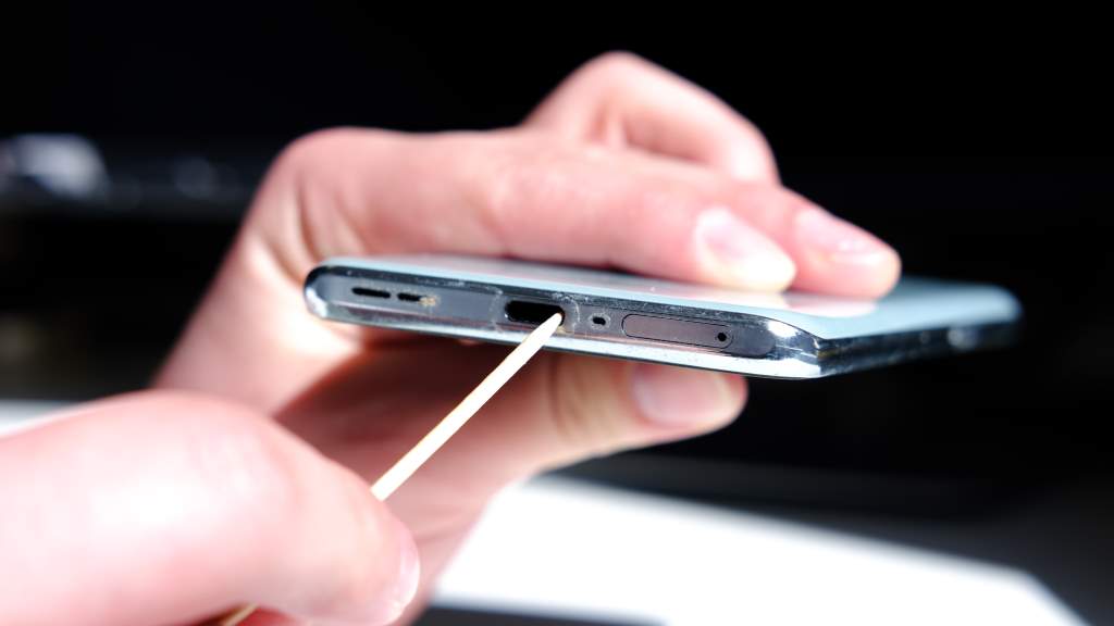Why Lint Buildup Happens in Smartphone Charging Ports