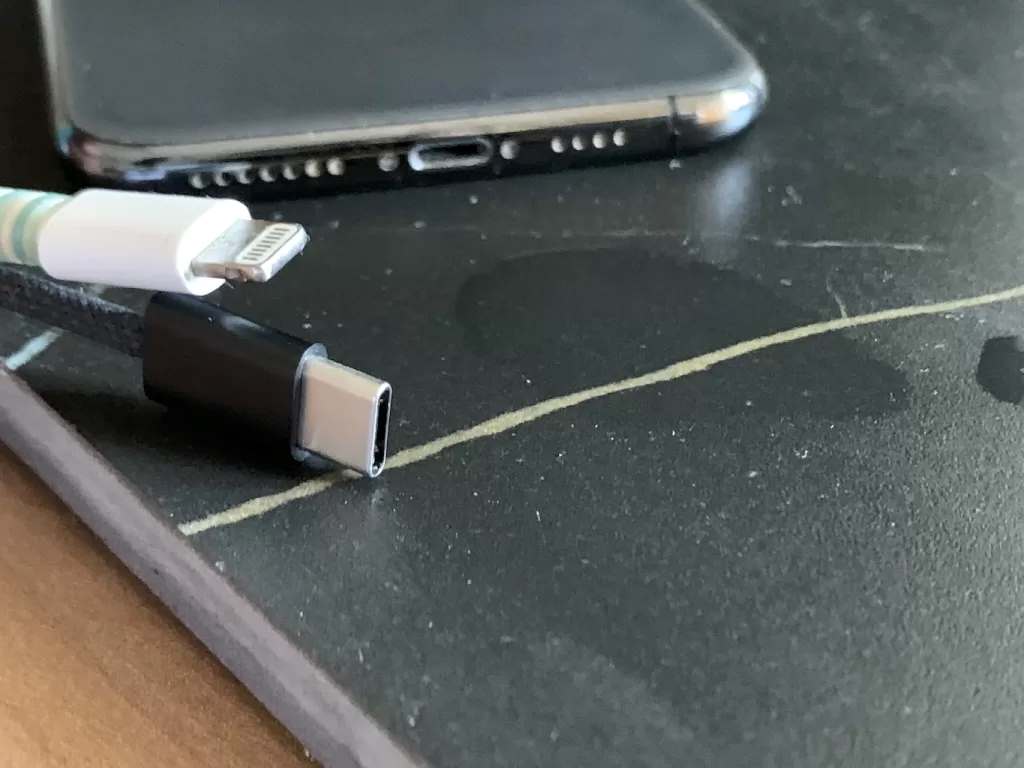 diagnose smartphone charging port lint issues